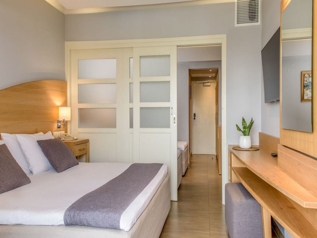 rooms-family-garden-view-sliding-door