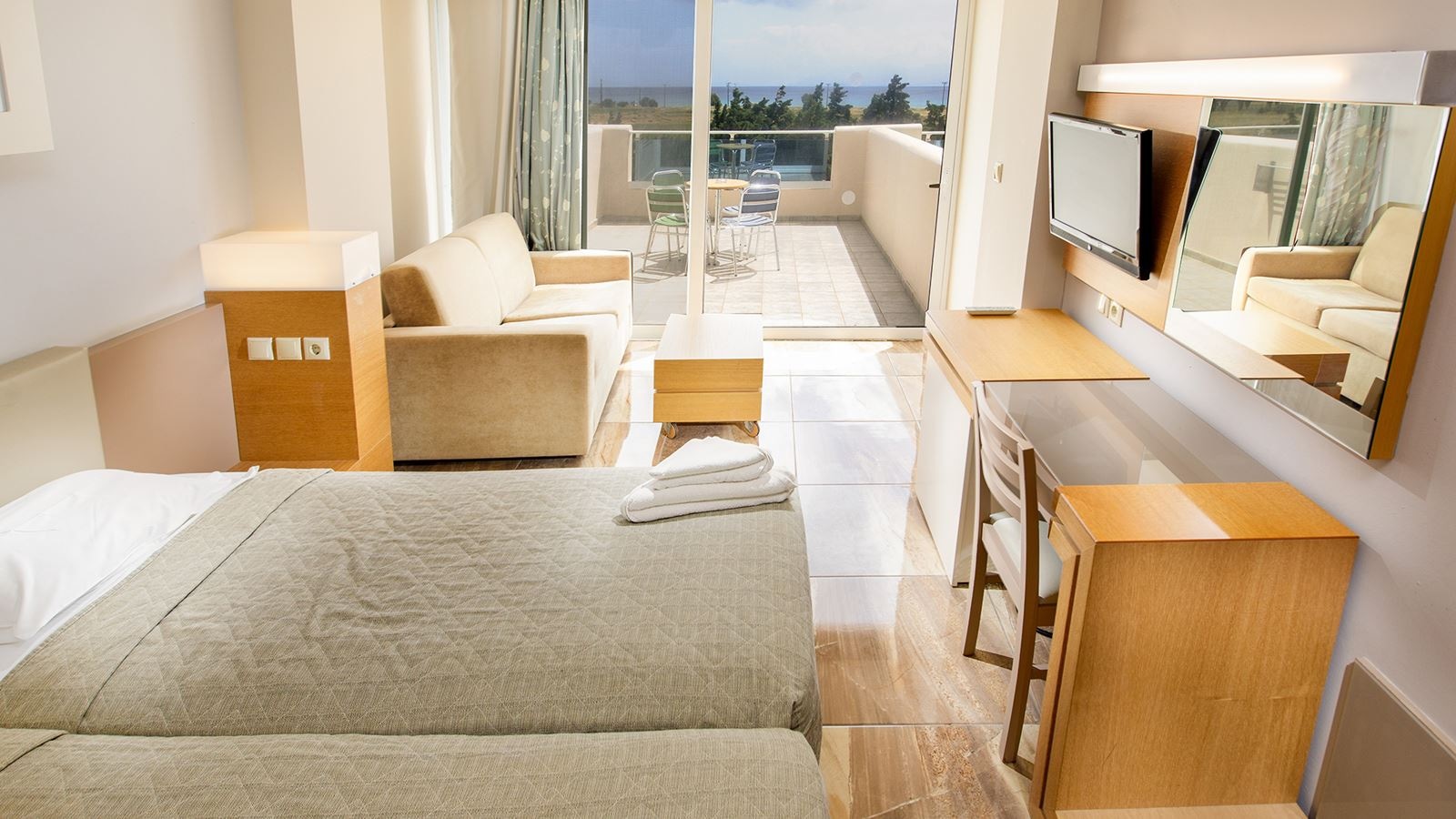 rooms-quadruple-sea-view-main-building-balcony