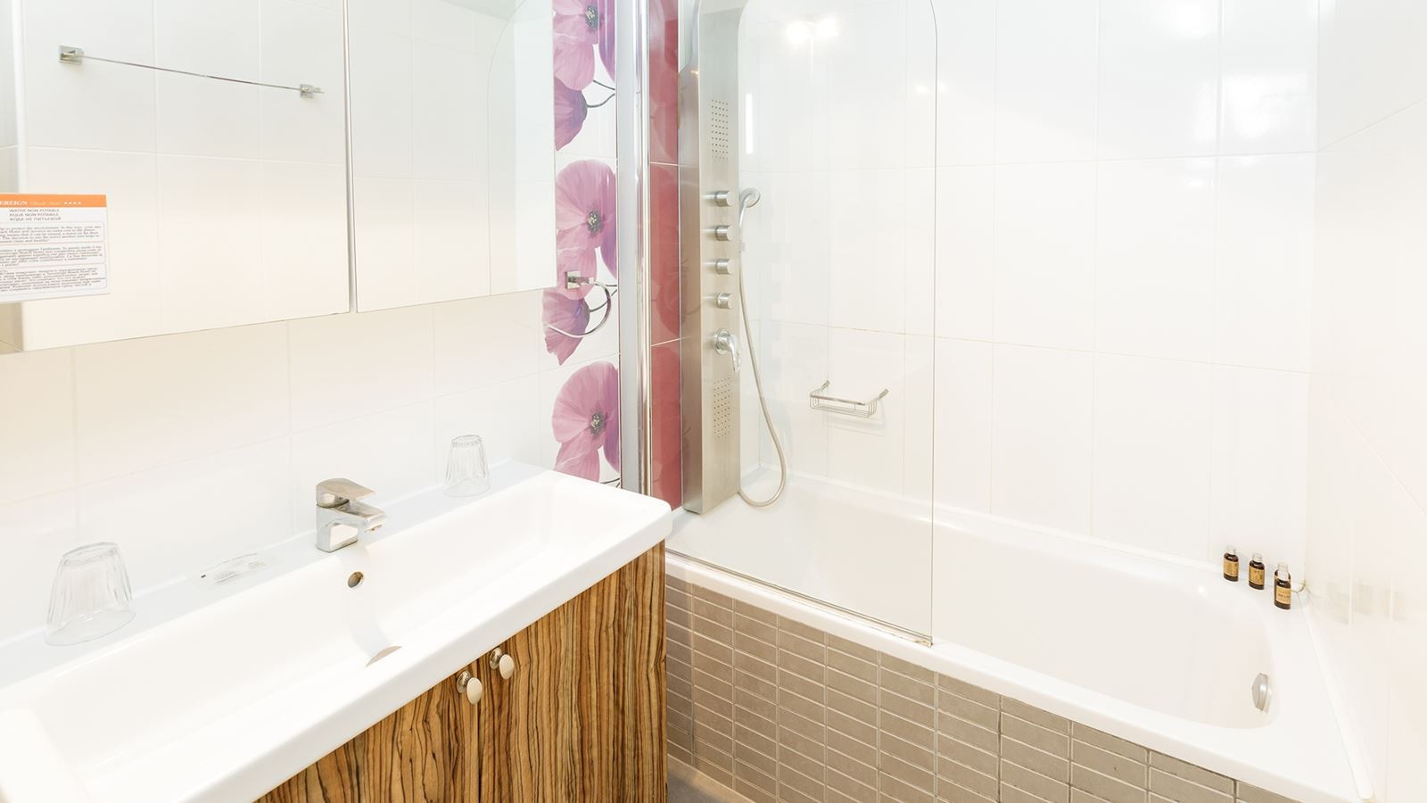 rooms-quadruple-sea-view-main-building-balcony