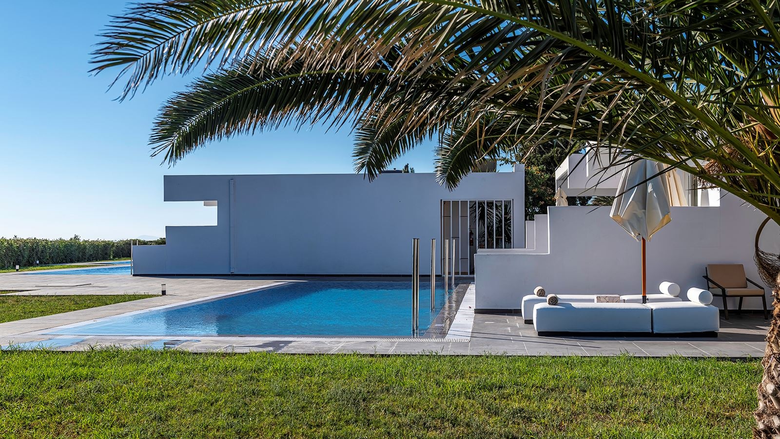 rooms-swim-up-bungalow-pool-view-terrace