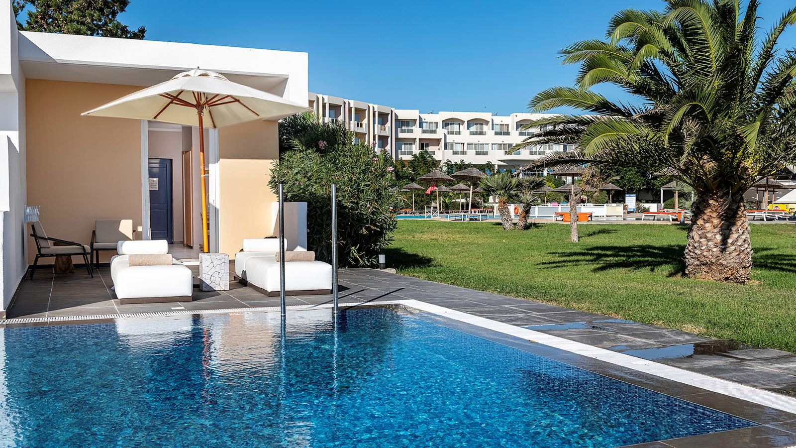 rooms-swim-up-bungalow-pool-view-terrace