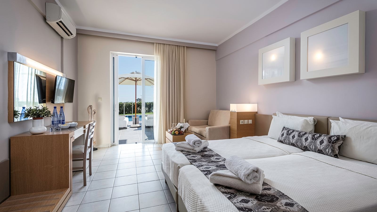 rooms-swim-up-bungalow-pool-view-terrace