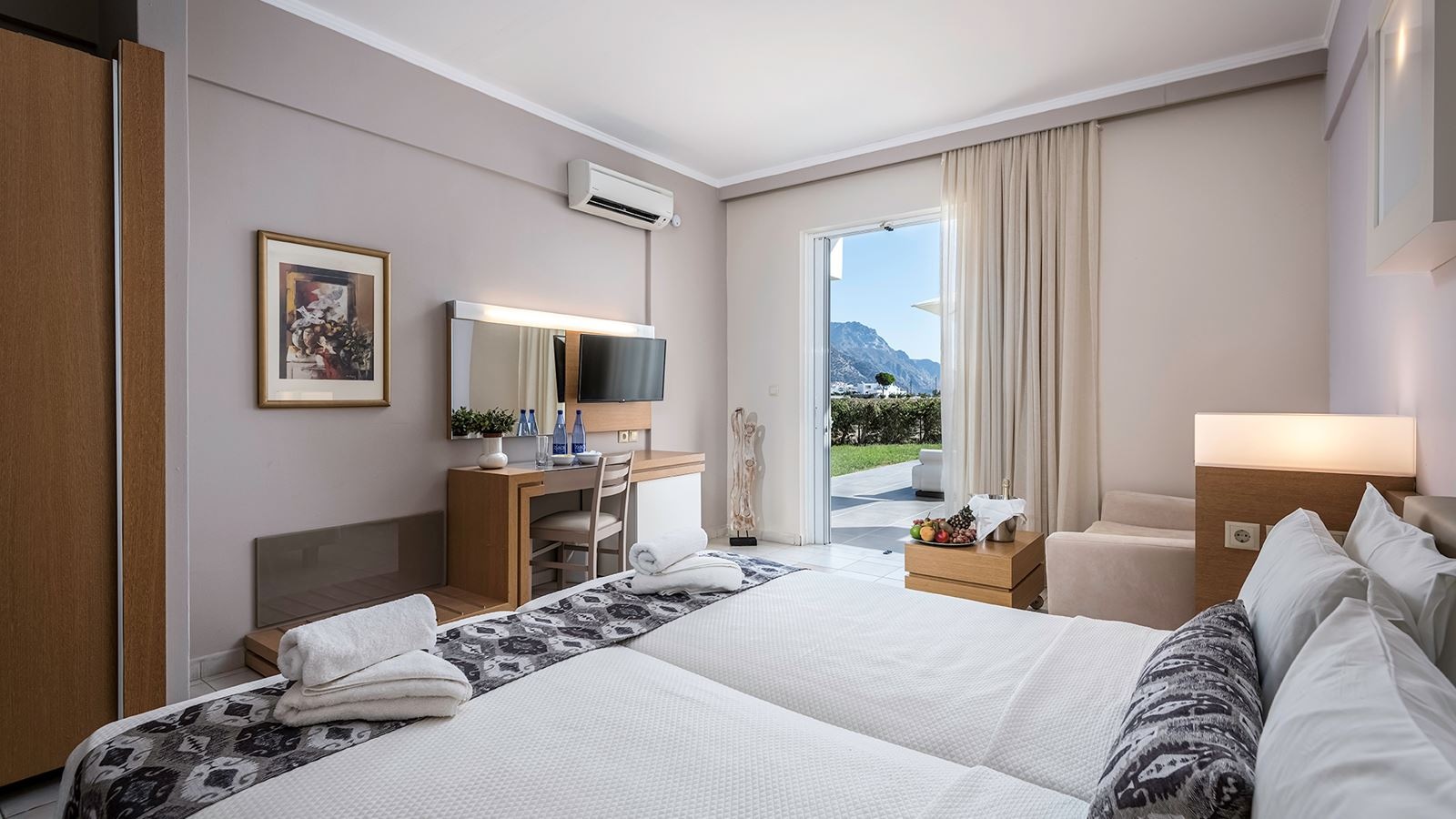 rooms-swim-up-bungalow-pool-view-terrace