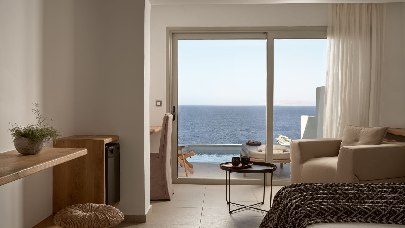 rooms-suites-on-the-rocks-private-pool