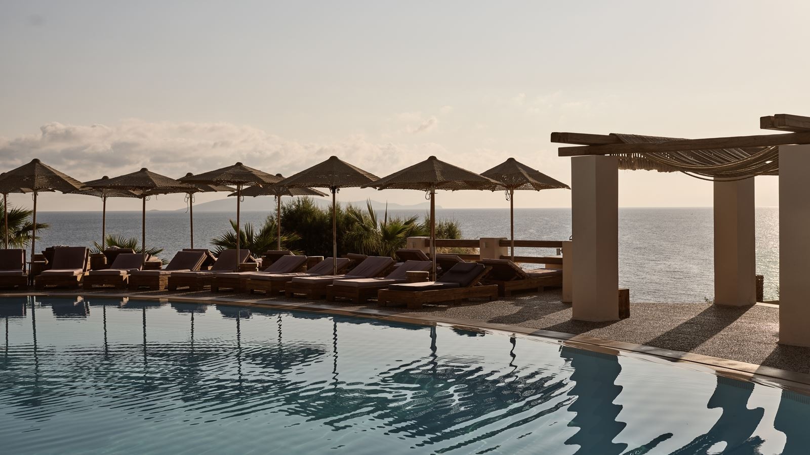 restaurants-thalassa-pool-bar