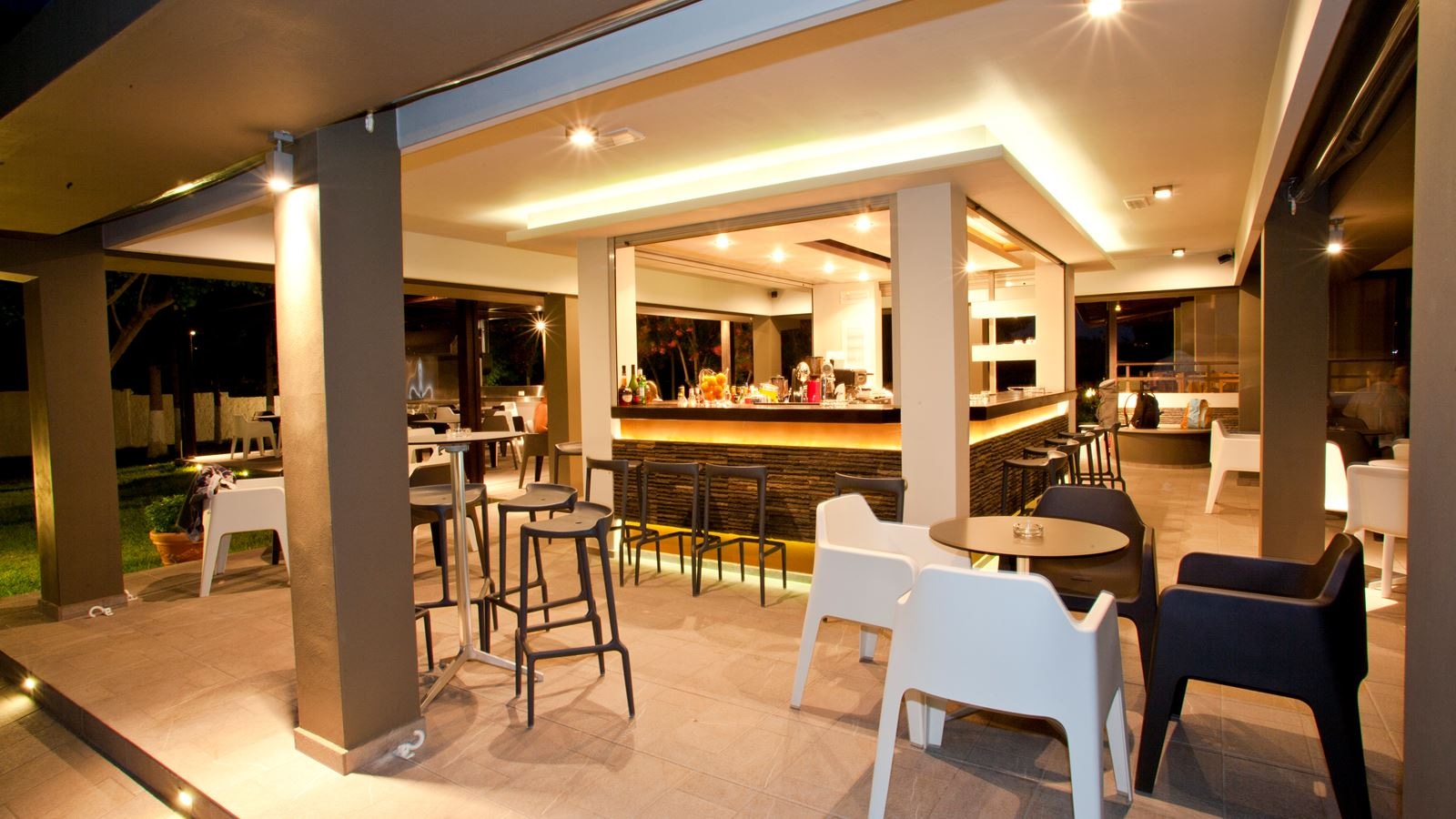 bars-matoula-pool-bar