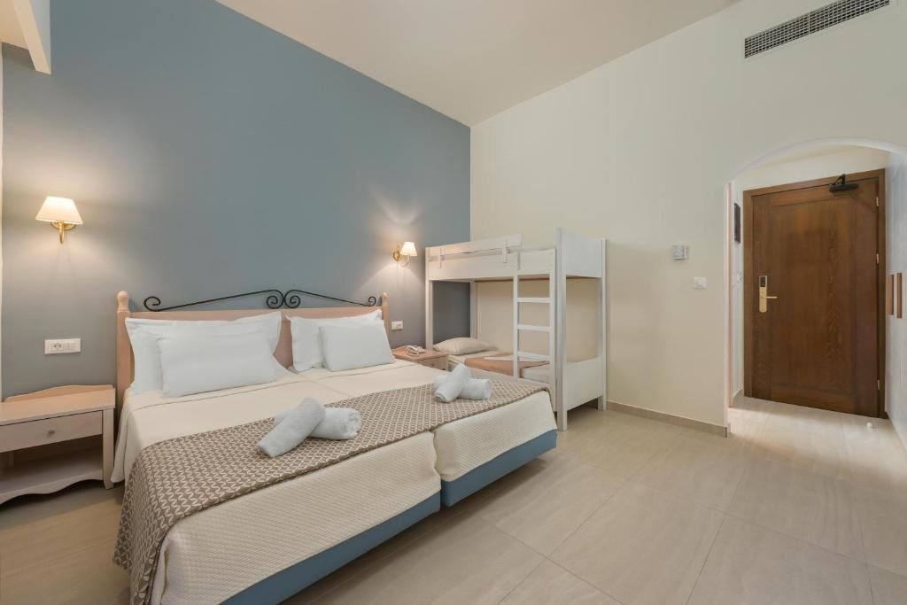 rooms-family-large-w-bunkbed-room-garden-view