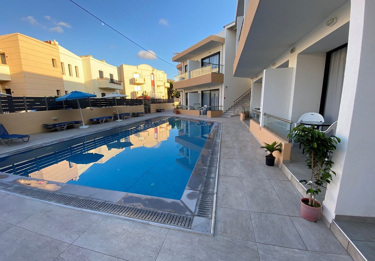 rooms-double-room-pool-front