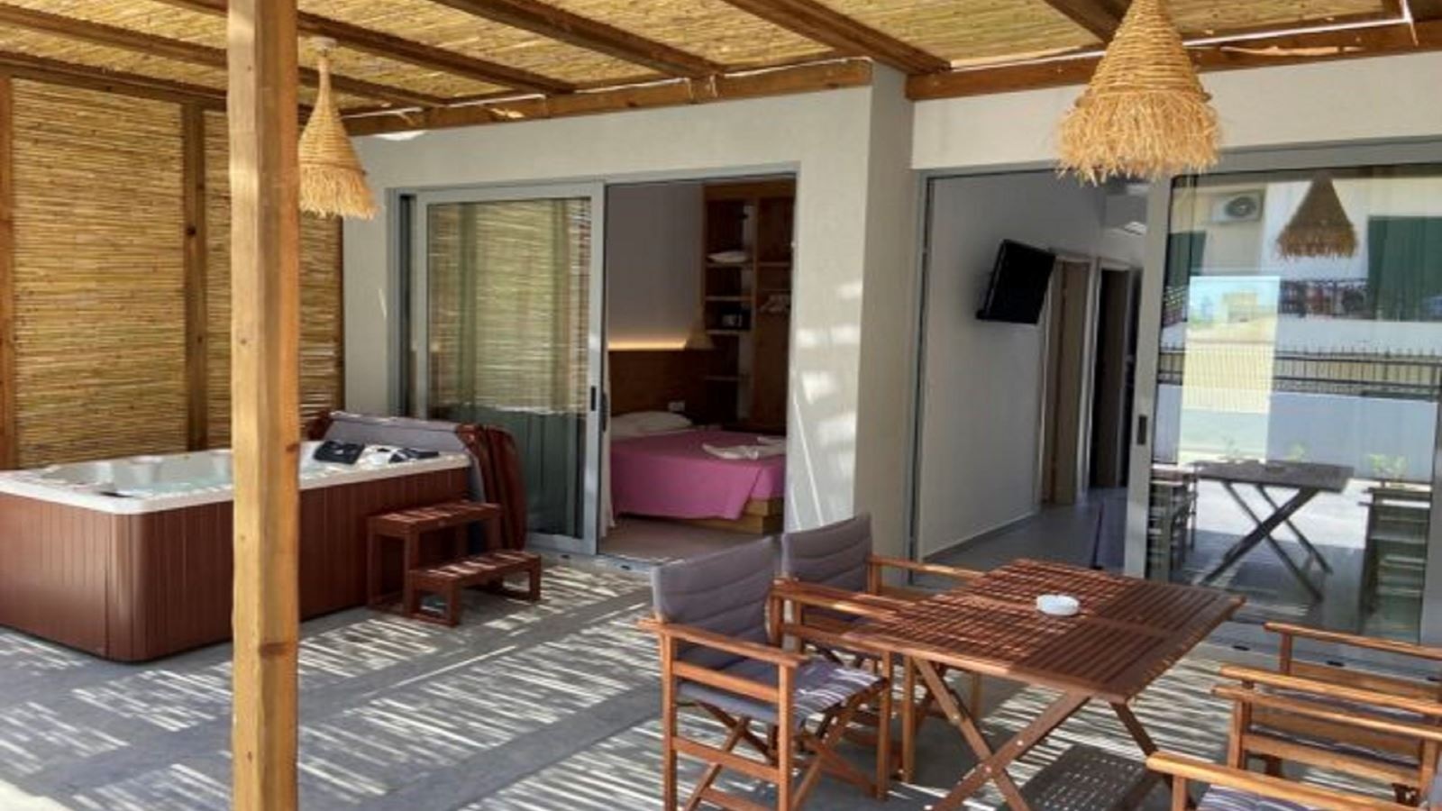 rooms-suite-deluxe--1-bedroom-jacuzzi