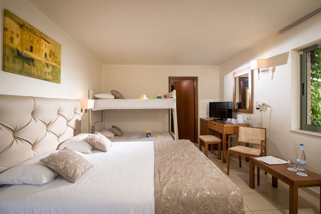 rooms-2-broom-family-room