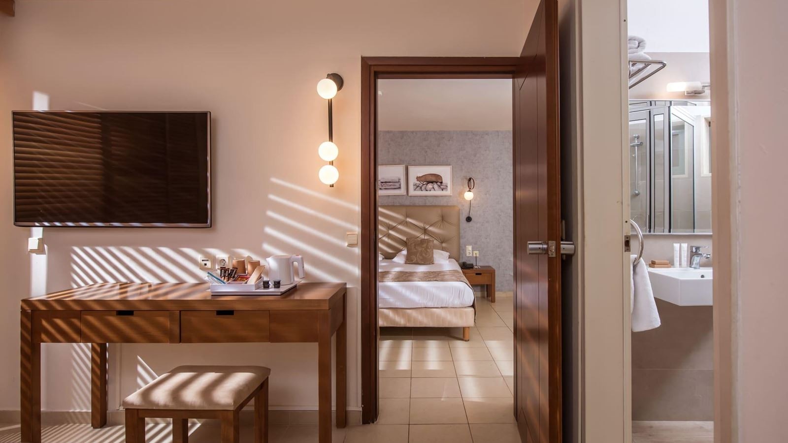 rooms-2-broom-family-room-private-pool