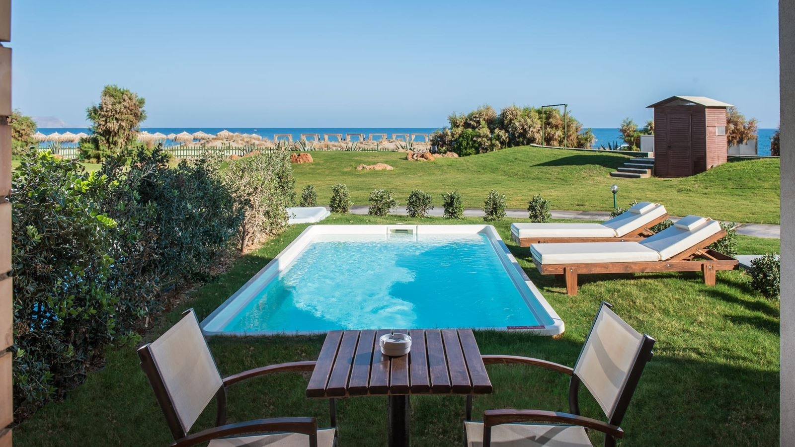 rooms-2-broom-family-room-private-pool