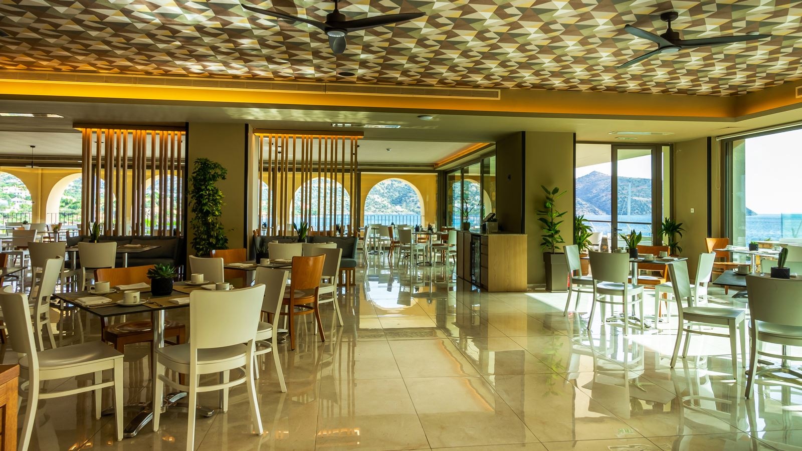 restaurants-amalthea-main-restaurant