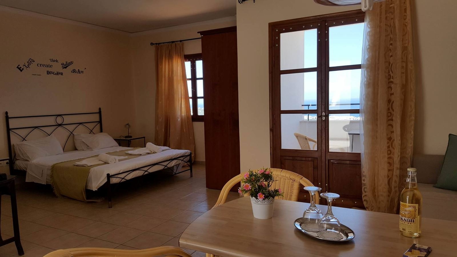 rooms-junior-suite-side-sea-view