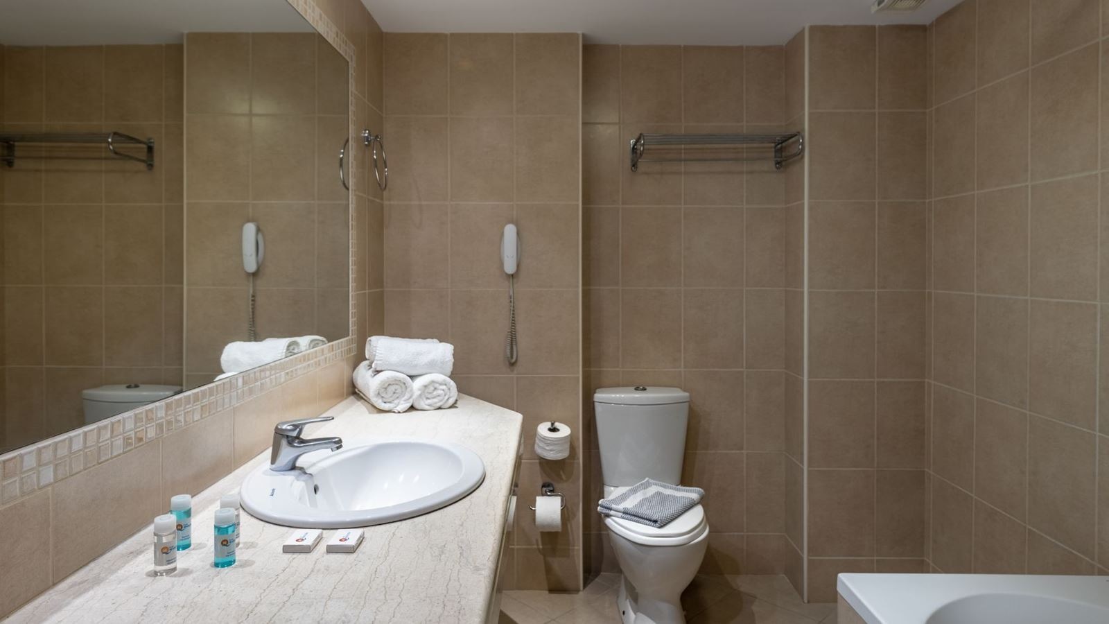 rooms-room-family-2-bedrooms-gardenview-balcony-or-terrace