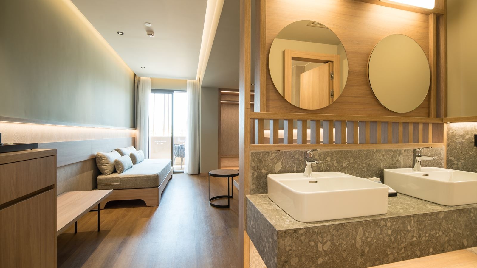 rooms-classic-family-room-garden-view