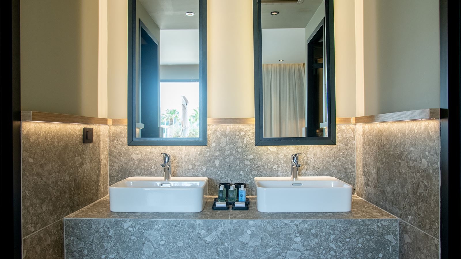 rooms-classic-double-room-garden-view-with-pool-access