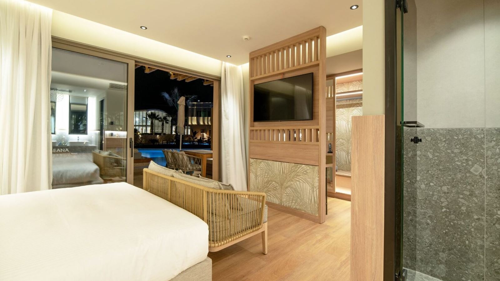 rooms-classic-double-room-garden-view-with-pool-access