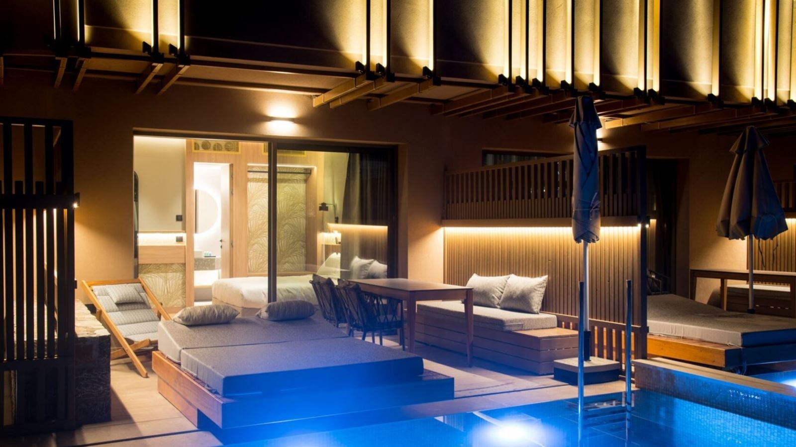 rooms-family-room-garden-view-with-sharing-pool