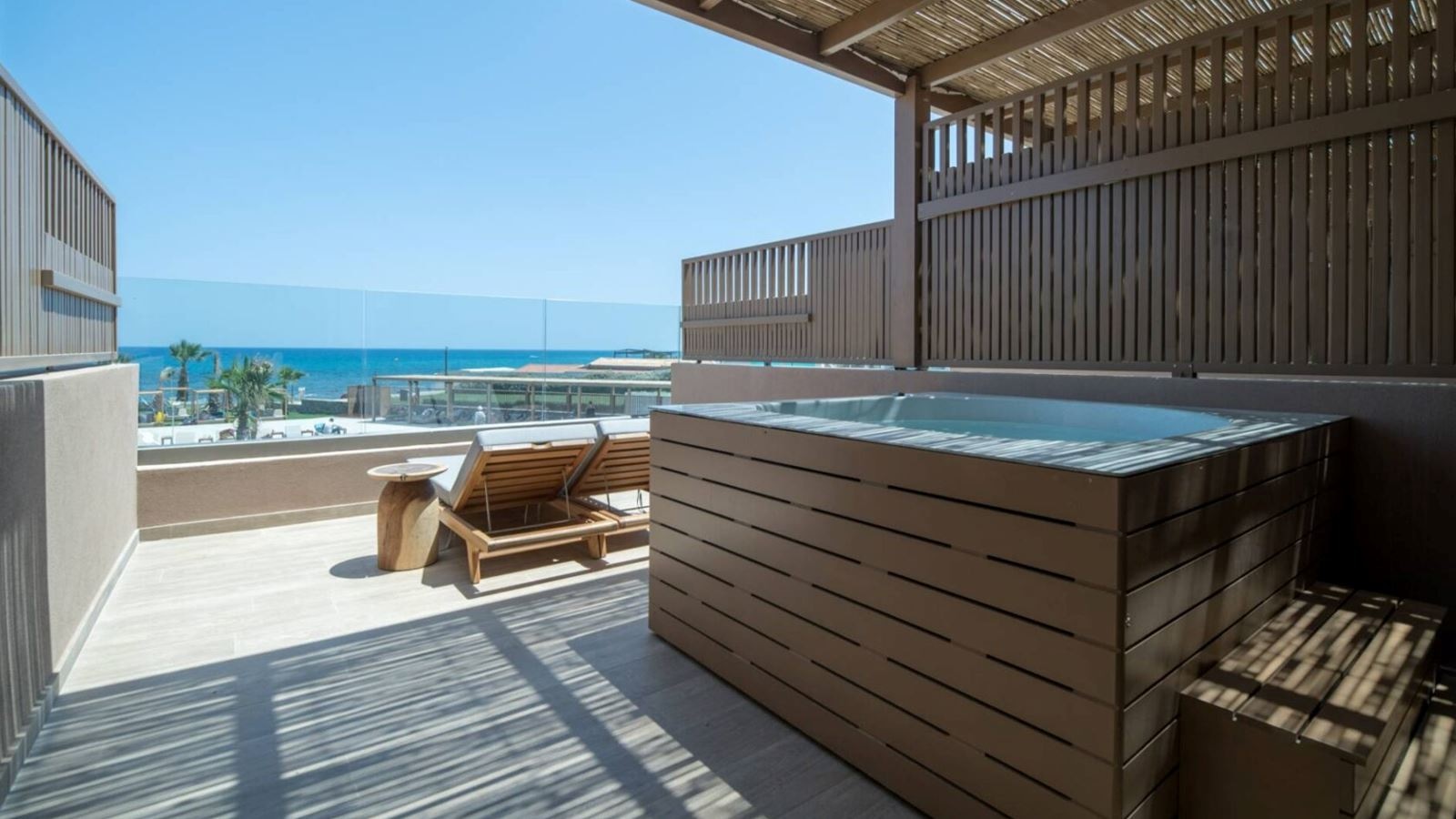rooms-junior-suite-sea-view-with-outdoor-jacuzzi