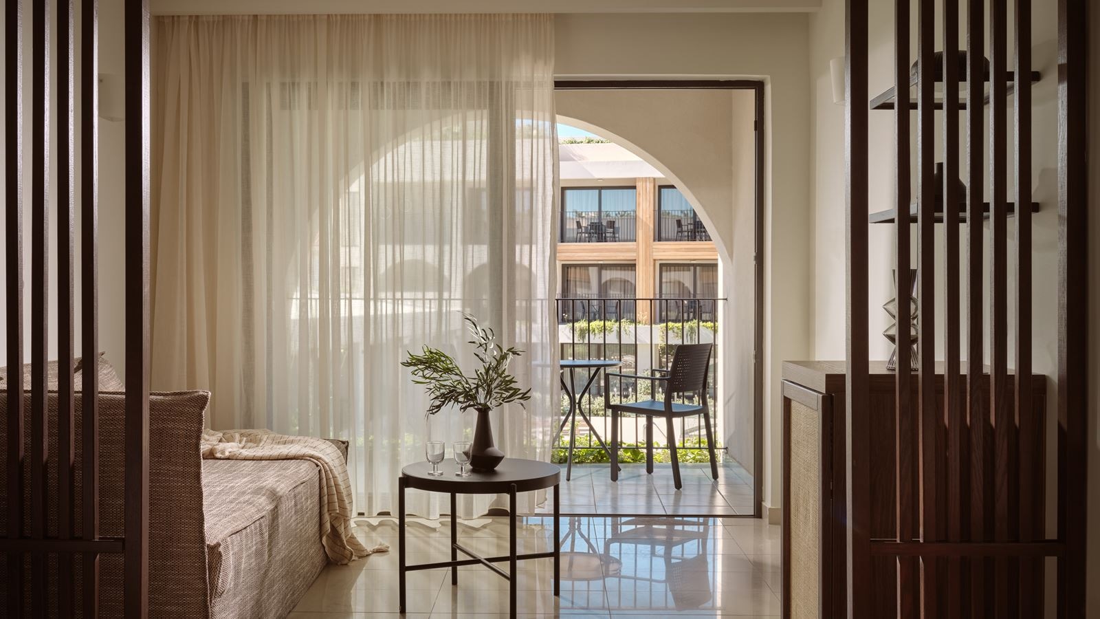 rooms-deluxe-junior-suite-with-balcony