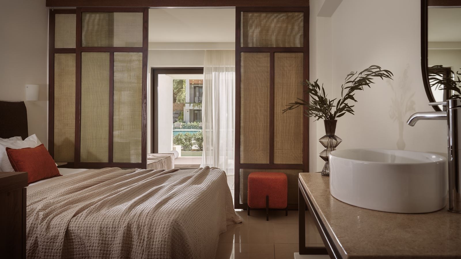 rooms-deluxe-1-bedroom-suite-with-sharing-pool