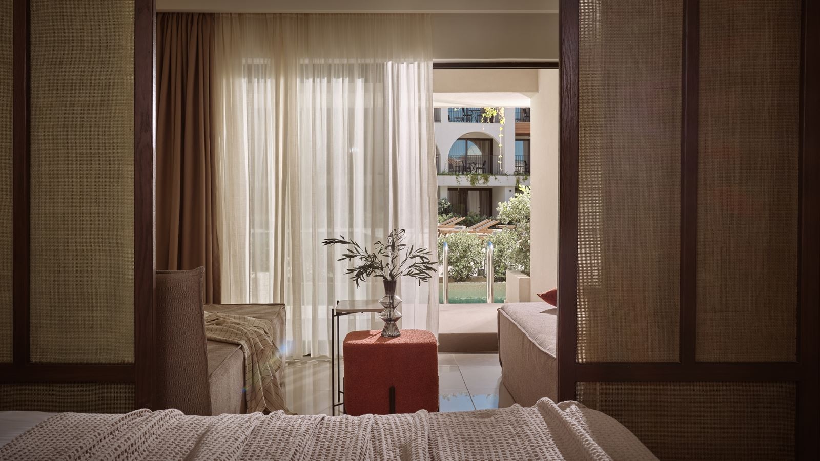 rooms-deluxe-1-bedroom-suite-with-sharing-pool