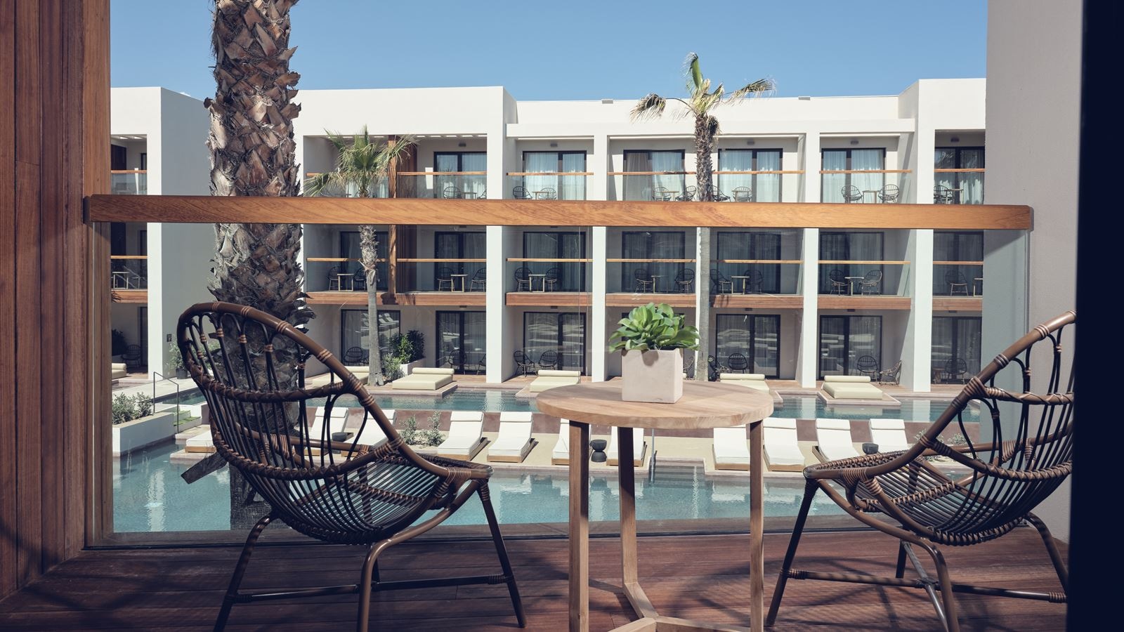 rooms-room-standard-double-pool-view