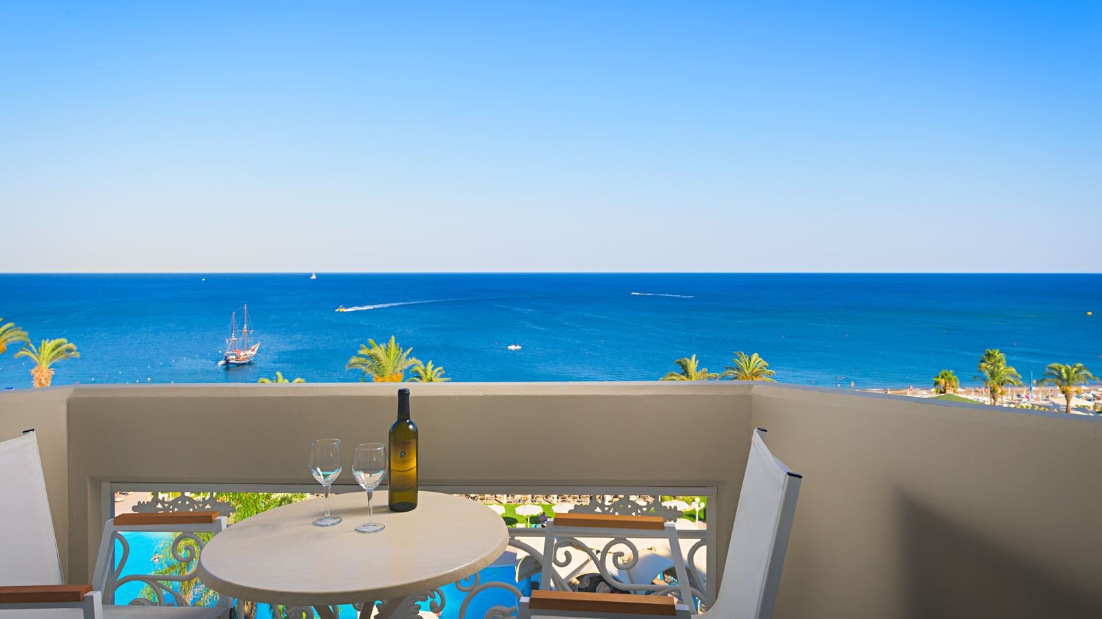 rooms-deluxe-room-sea-view