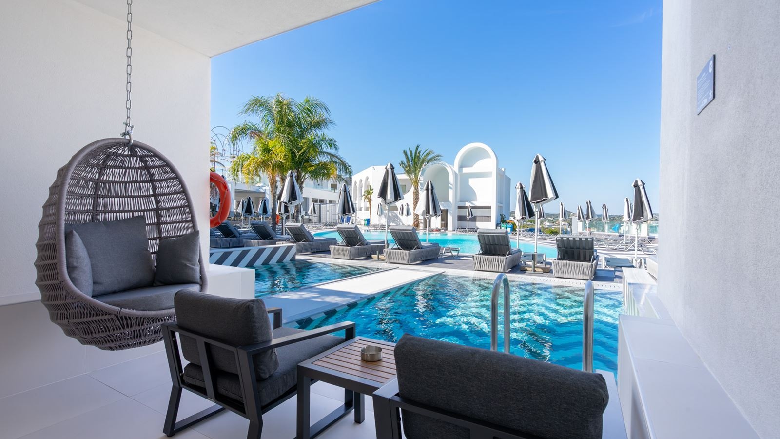 rooms-deluxe-room-private-pool