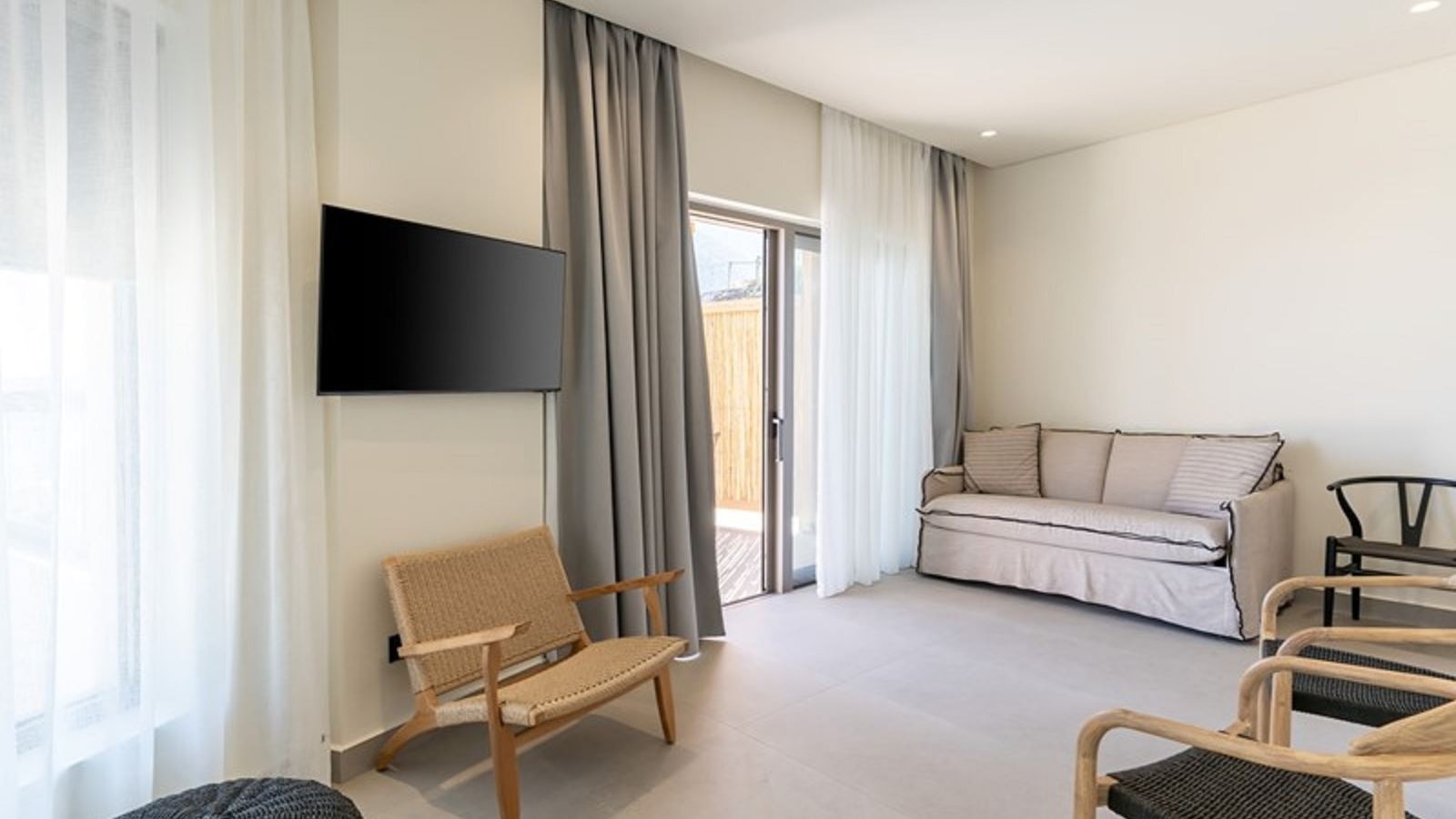 rooms-suite--side-sea-view-with-sharing-pool