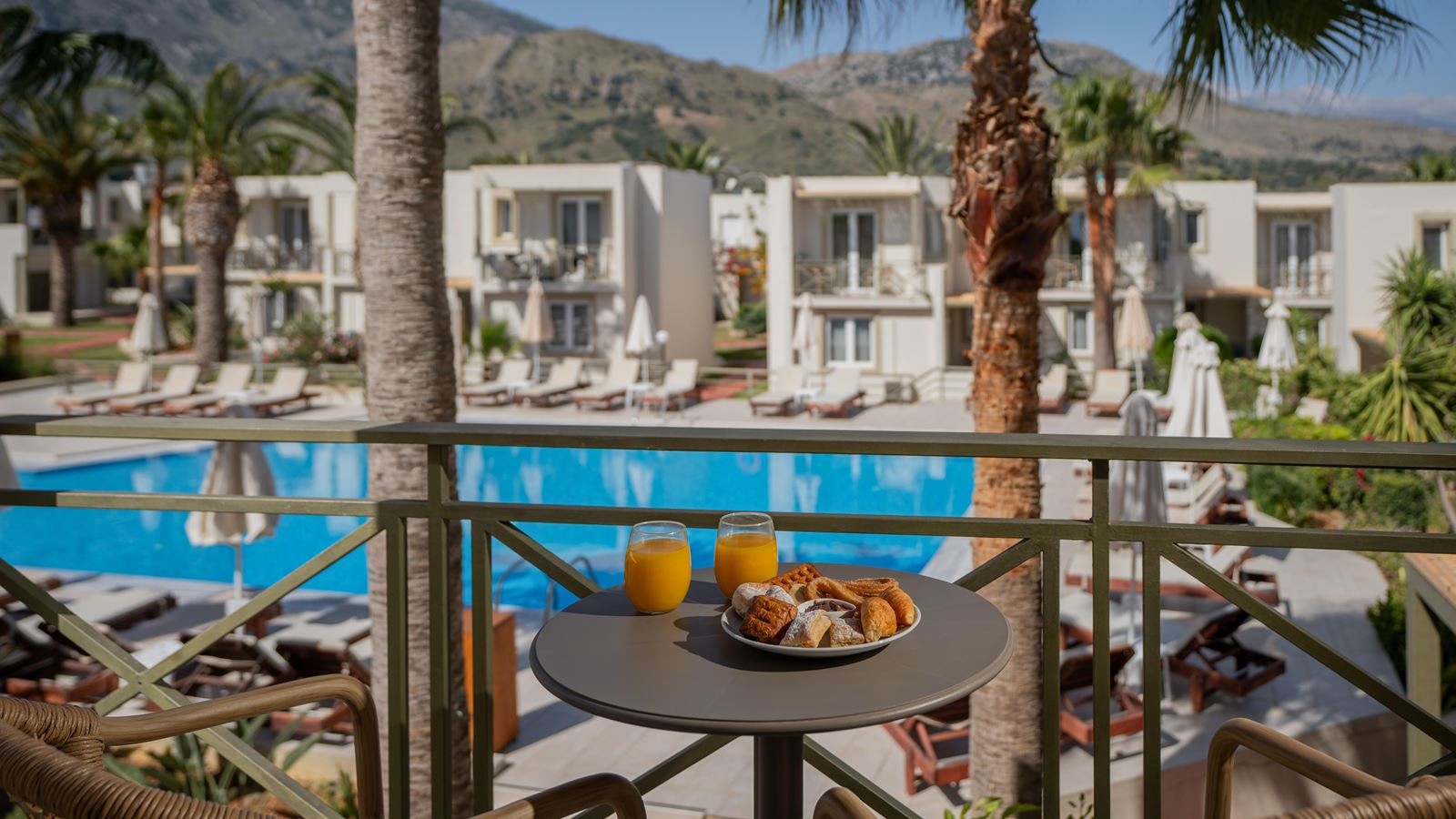 rooms-superior-bungalow-pool-view