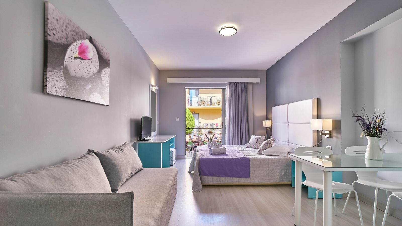 rooms-superior-studio-poolview-balcony