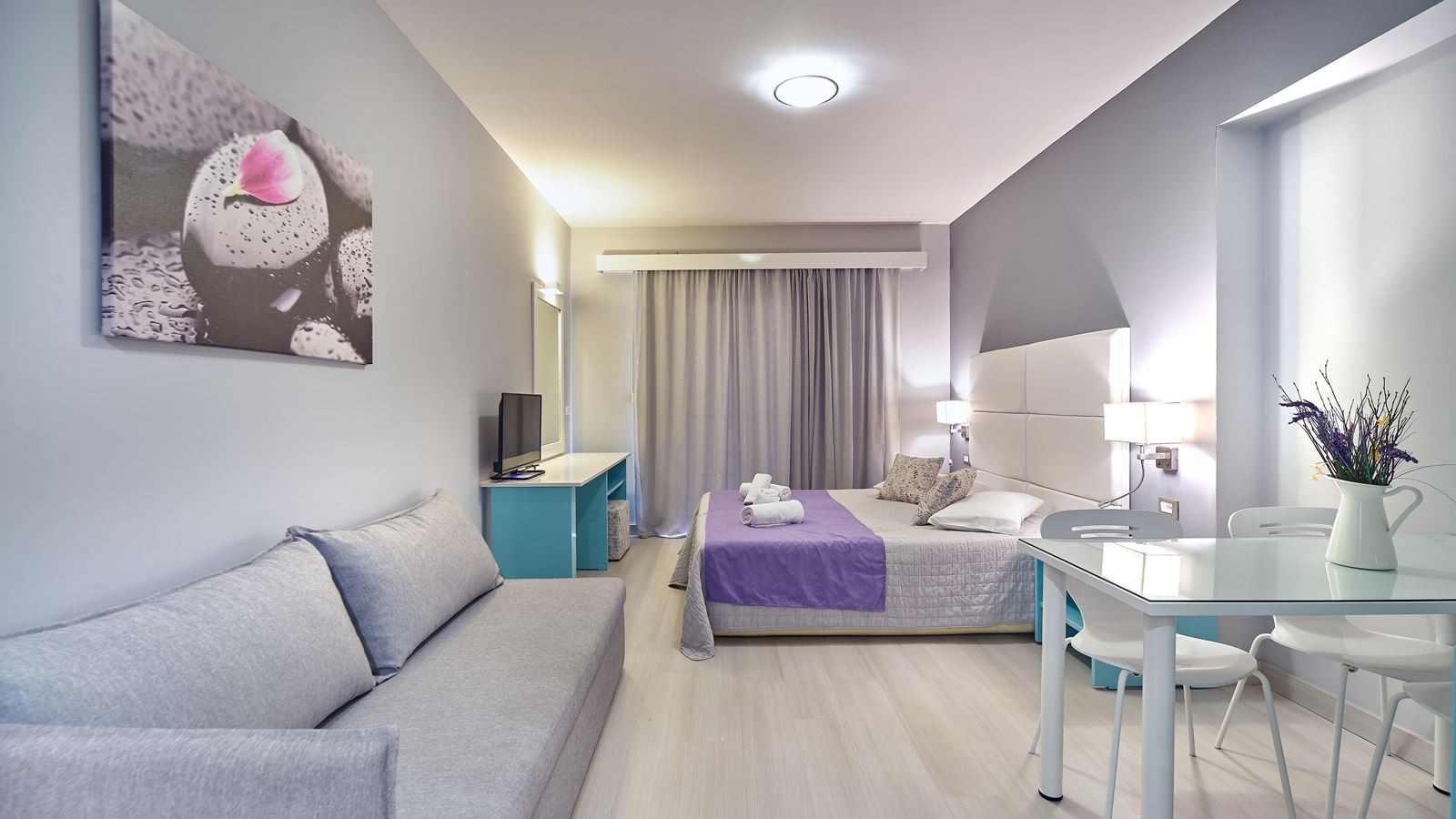 rooms-superior-studio-poolview-balcony