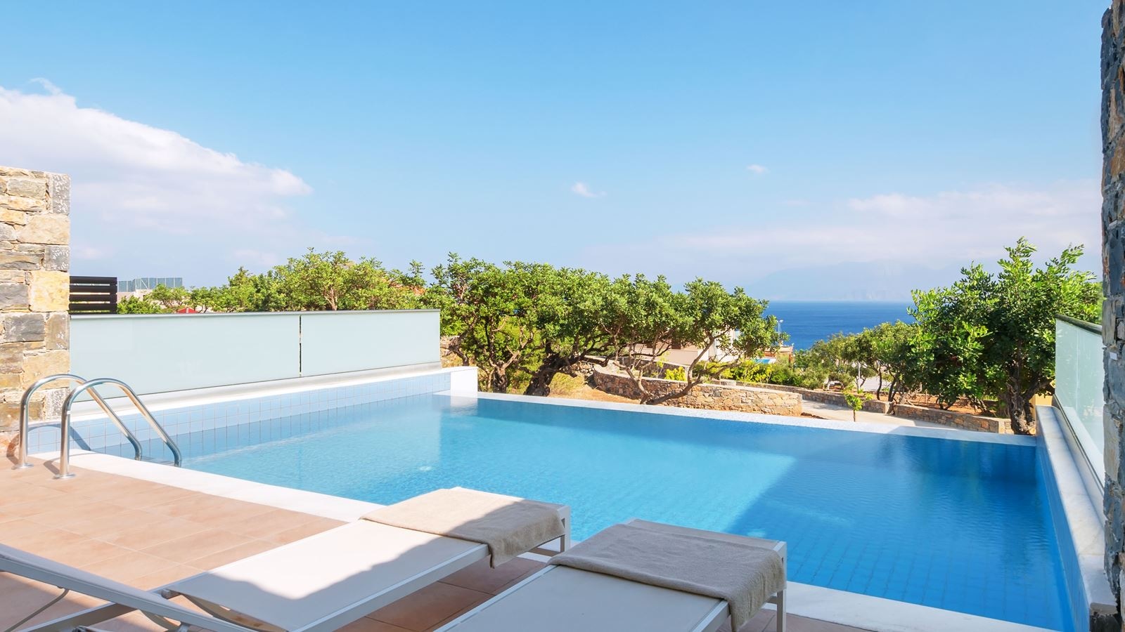 rooms-suite-1-bedroom-sea-view-pool