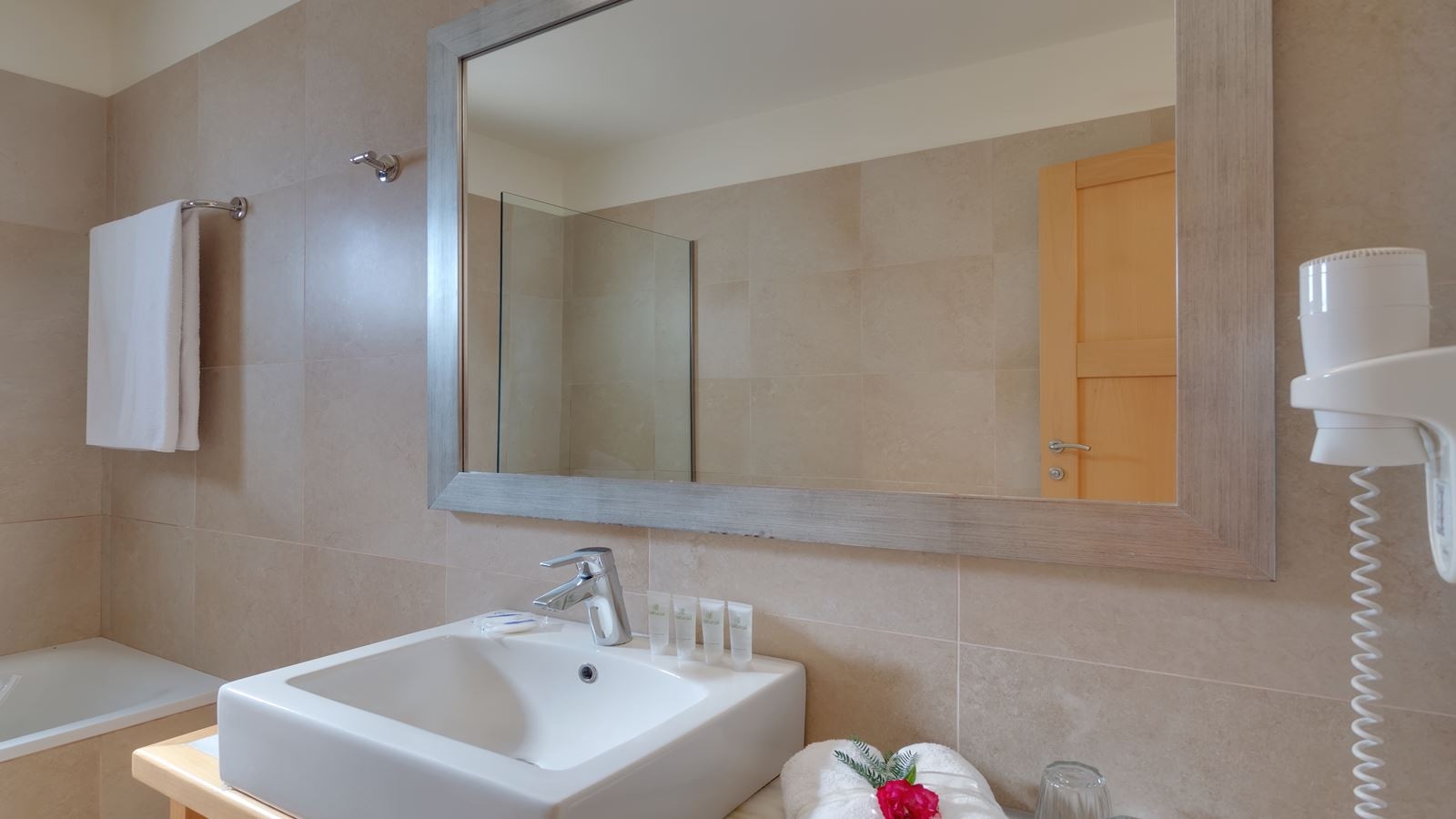 rooms-suite-2-bedrooms-sideseaview-privatepool