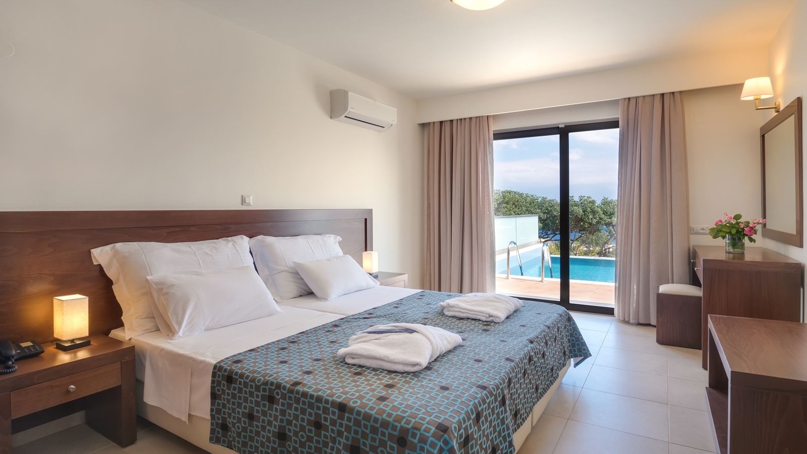 rooms-suite-2-bedrooms-sideseaview-privatepool