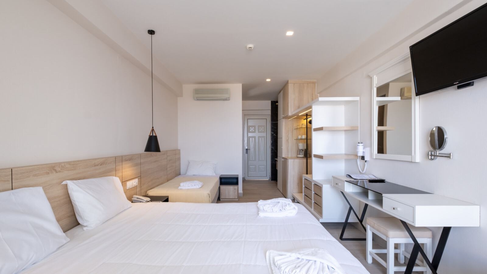 rooms-junior-suite-land-view