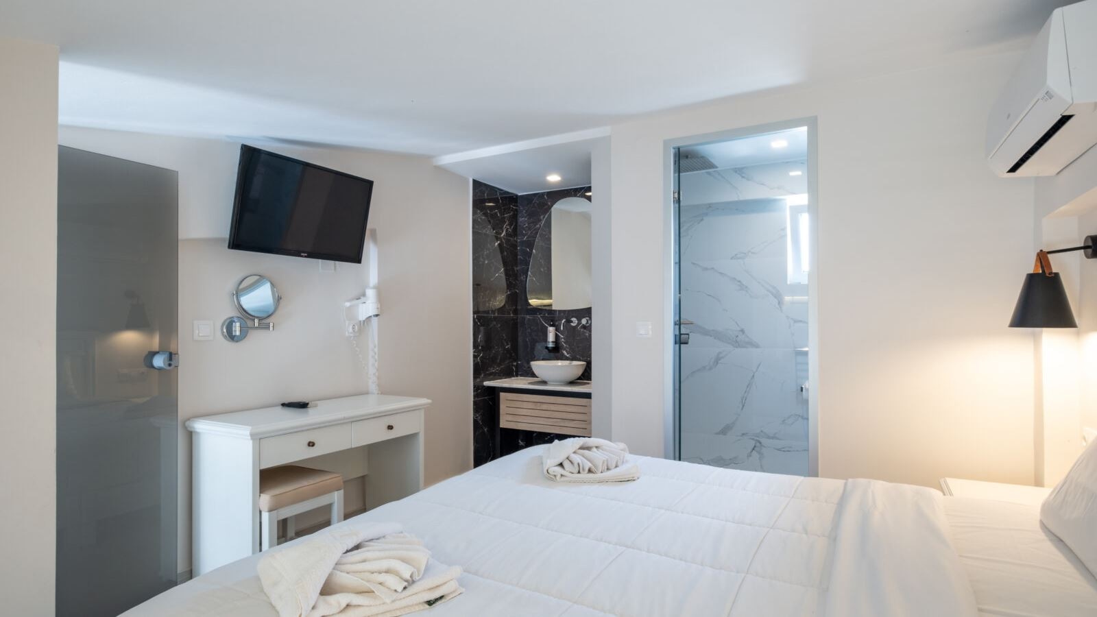 rooms-maisonette-suite-land-view