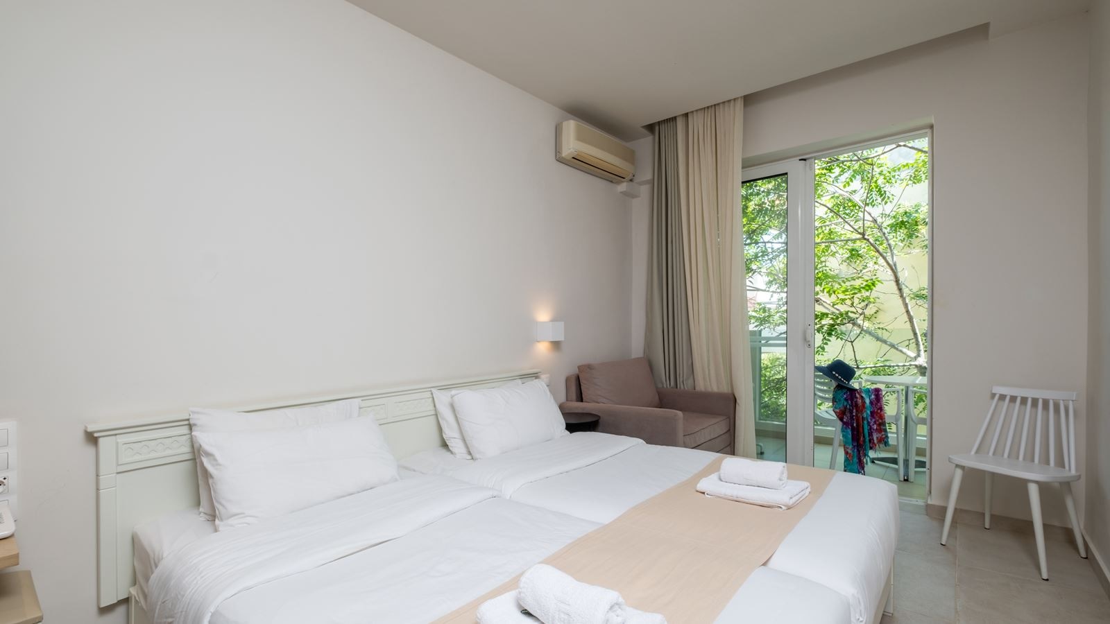 rooms-superior-room-land-view