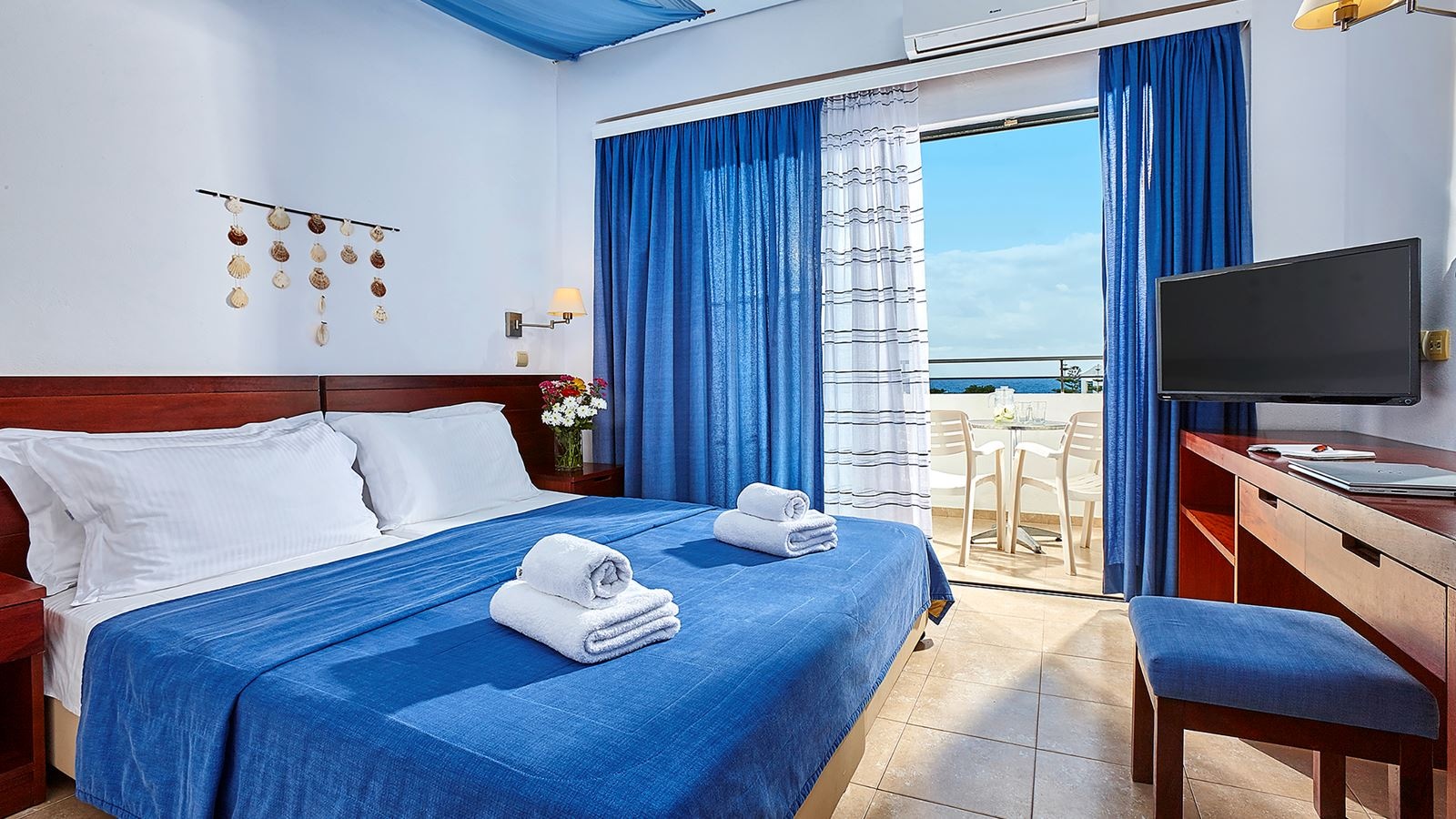 rooms-family-pool-or-sea-view