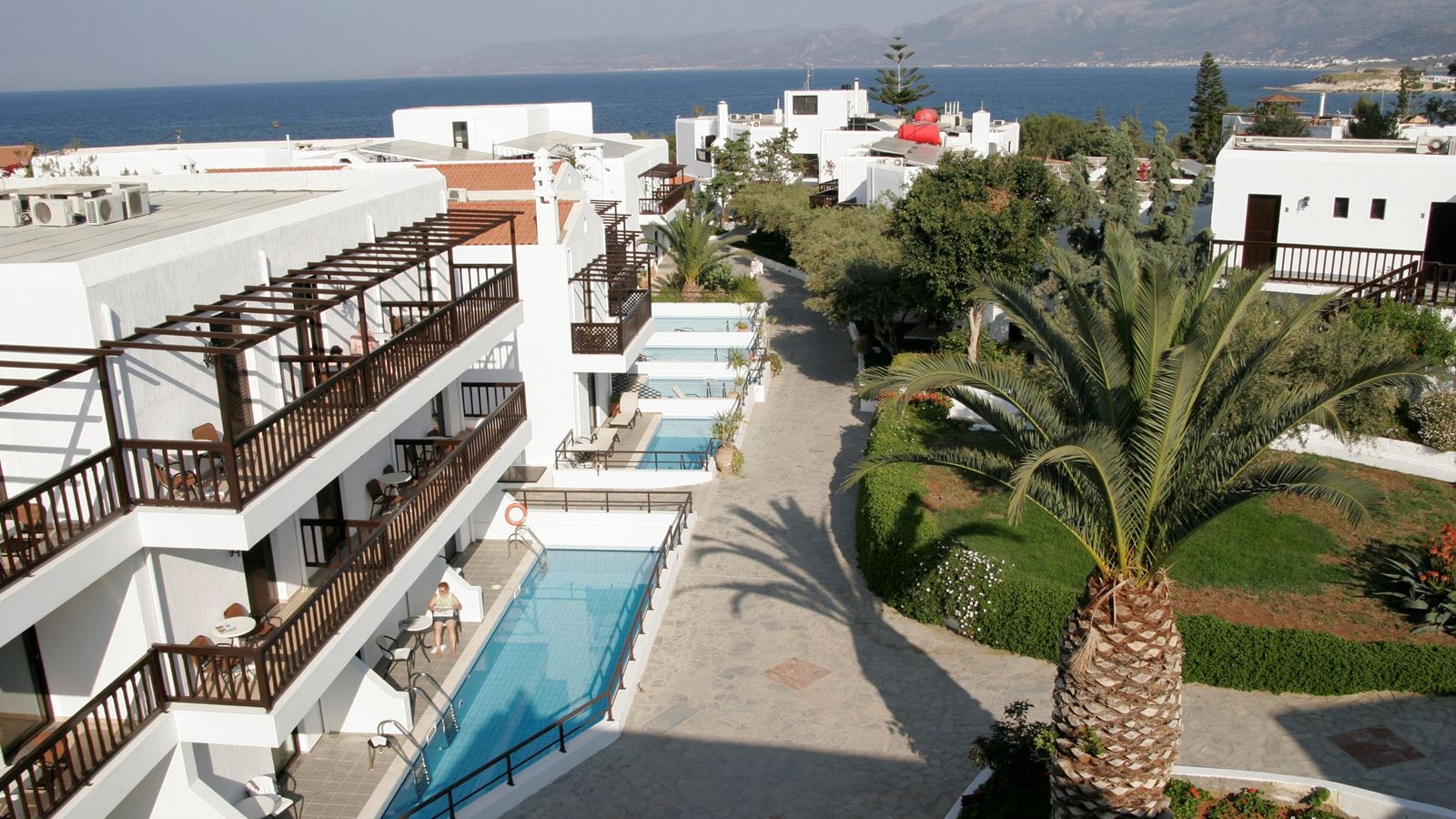 rooms-superior-double-sharedpool--from-18-yrs-on