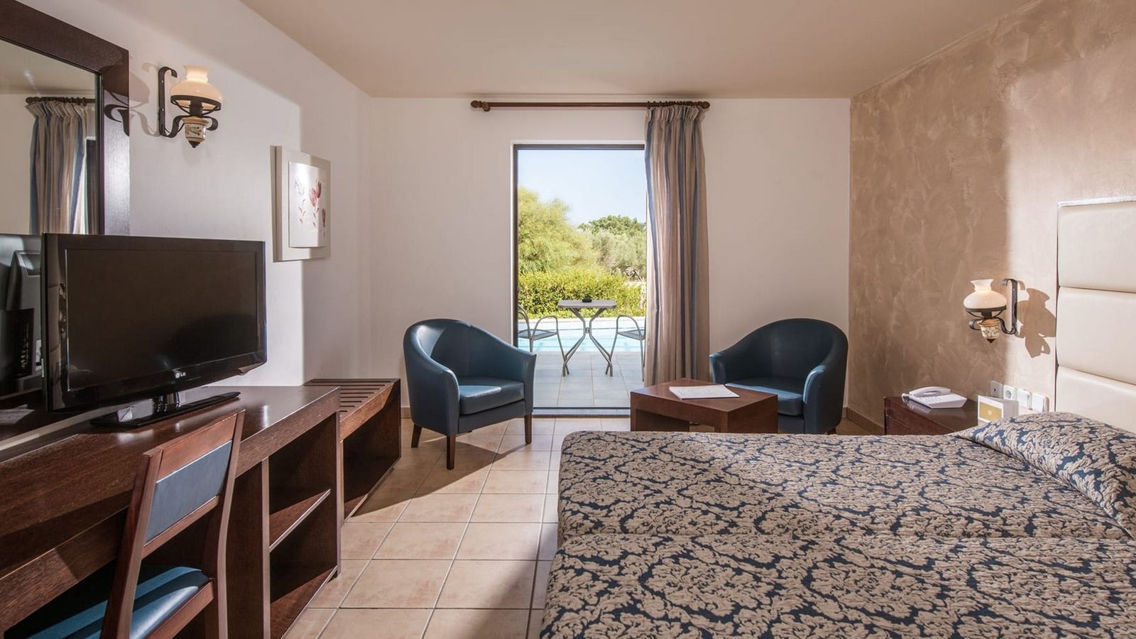 rooms-superior-double-sharedpool--from-18-yrs-on