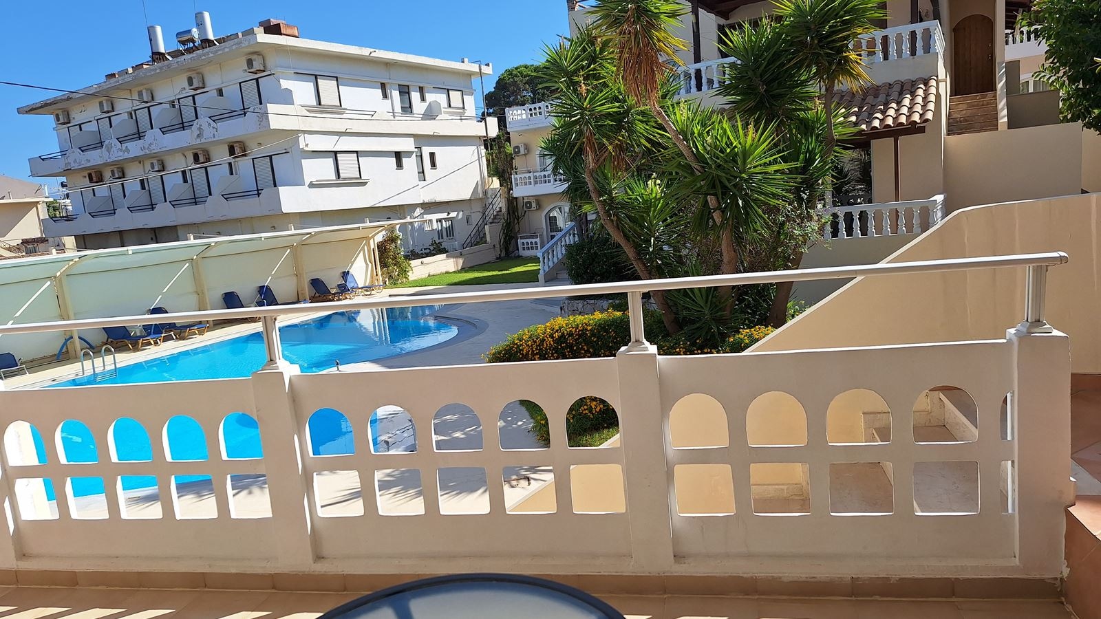 rooms-studio-with-pool-view