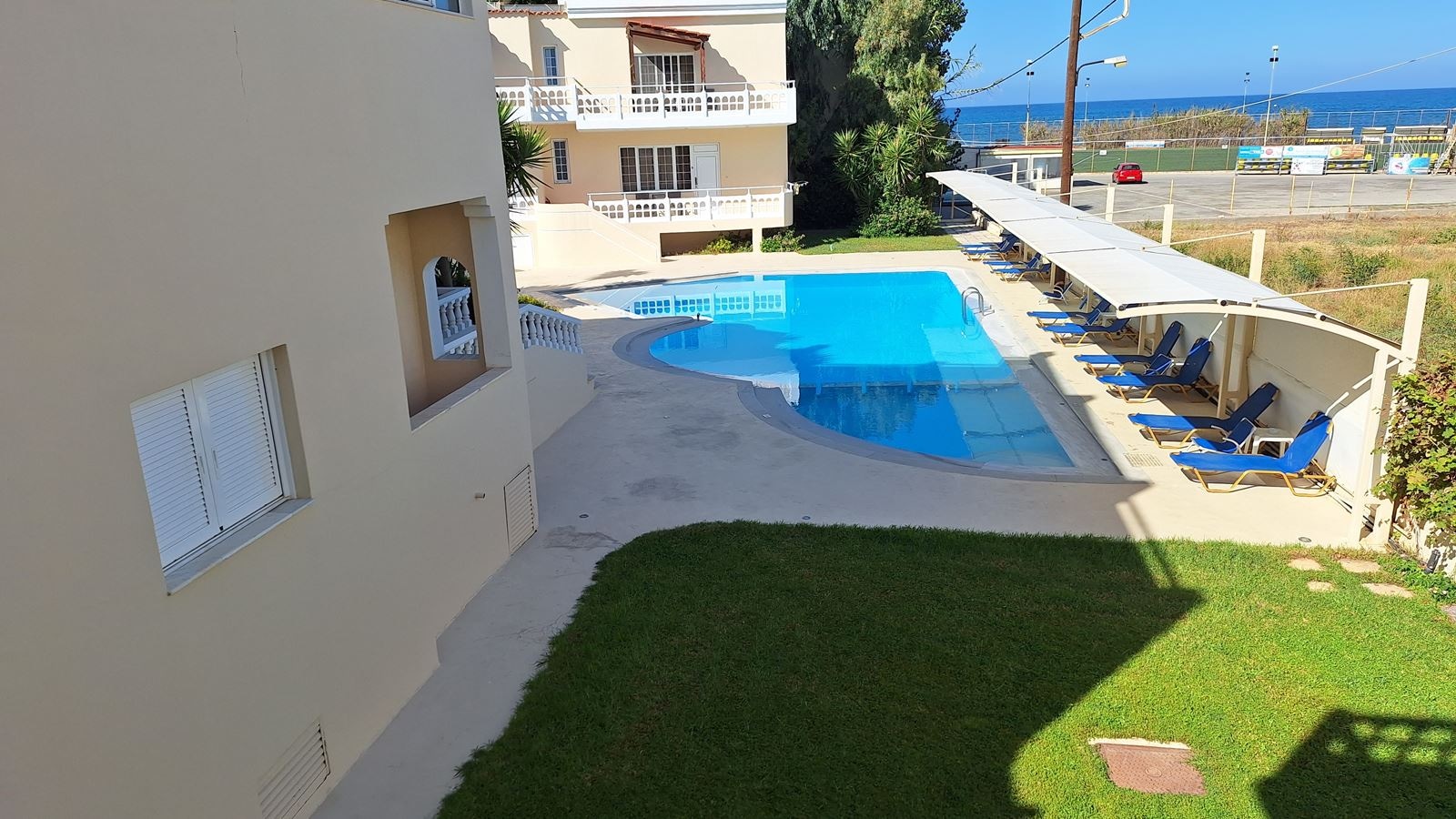 rooms-studio-with-pool-view