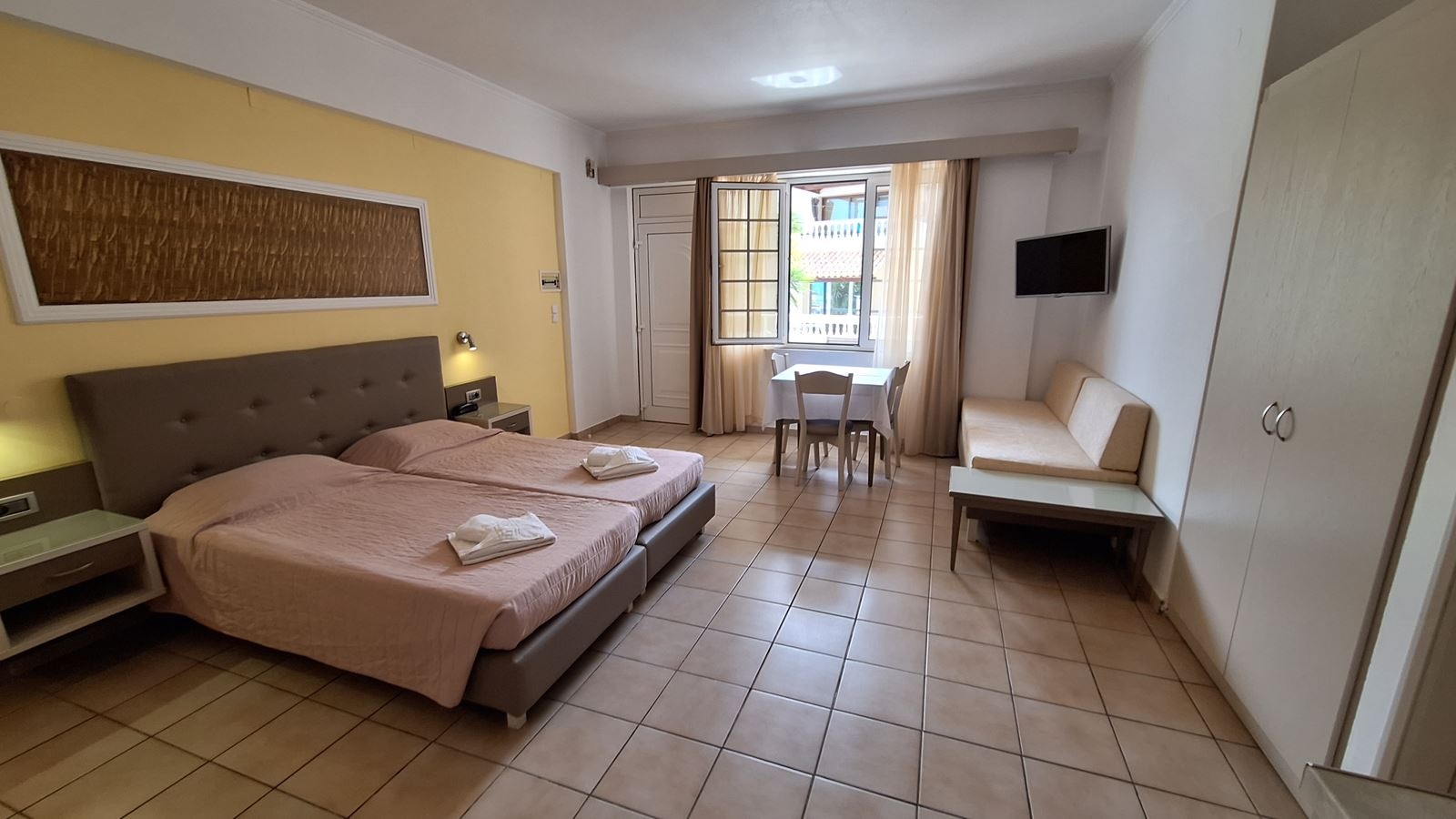 rooms-studio-with-pool-view