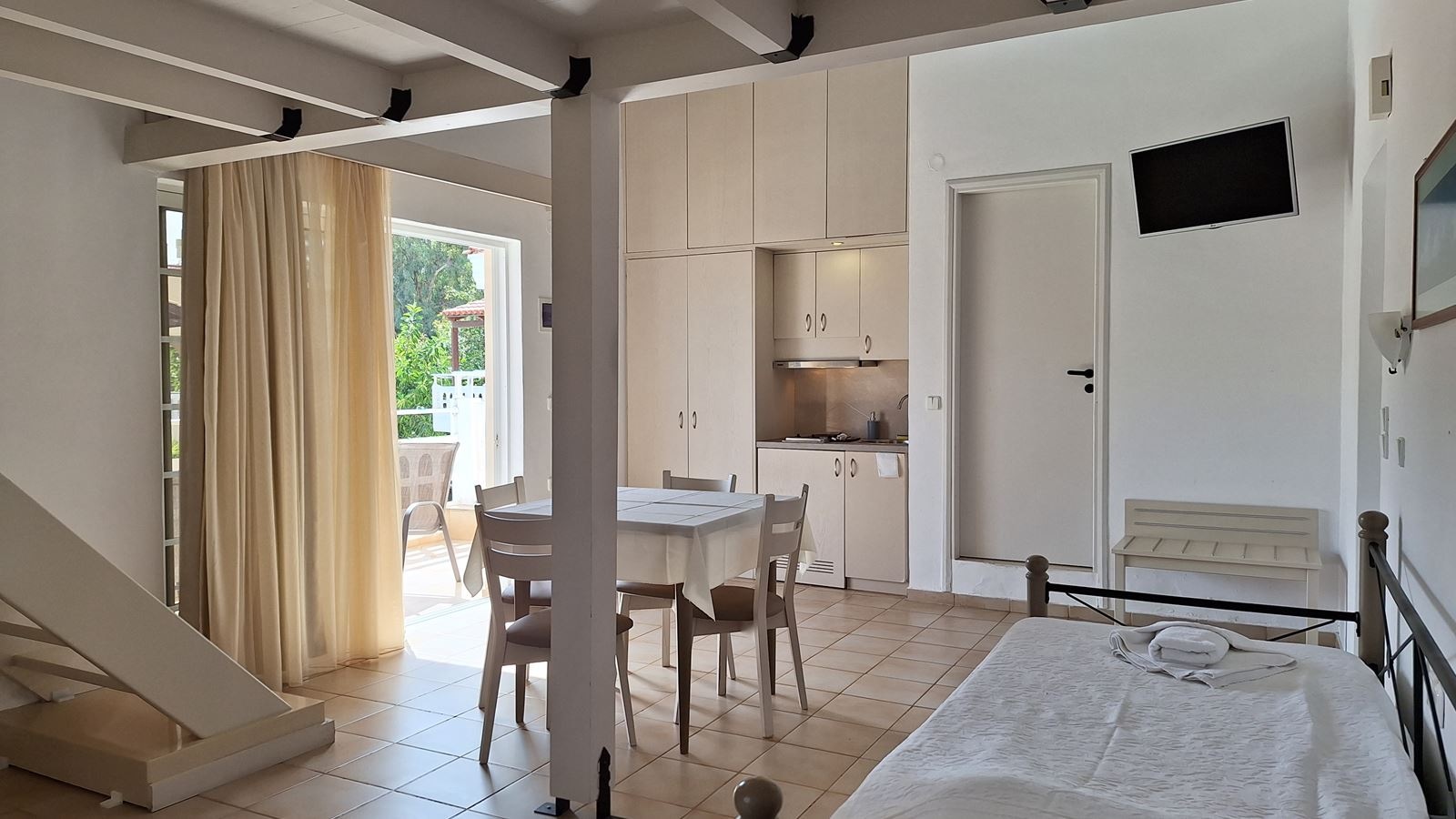 rooms-apartment-split-level-with-pool-view