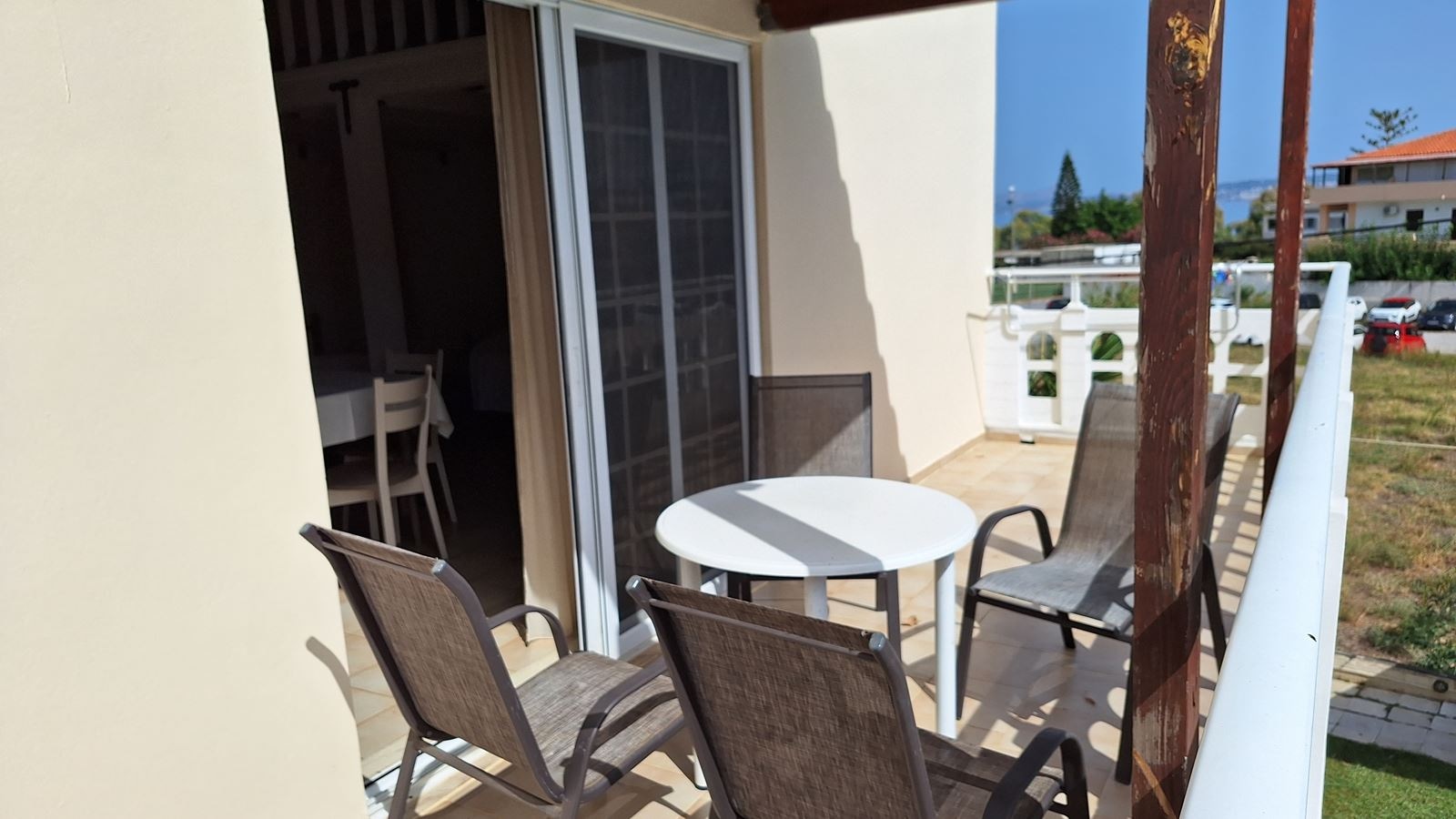 rooms-apartment-split-level-with-pool-view