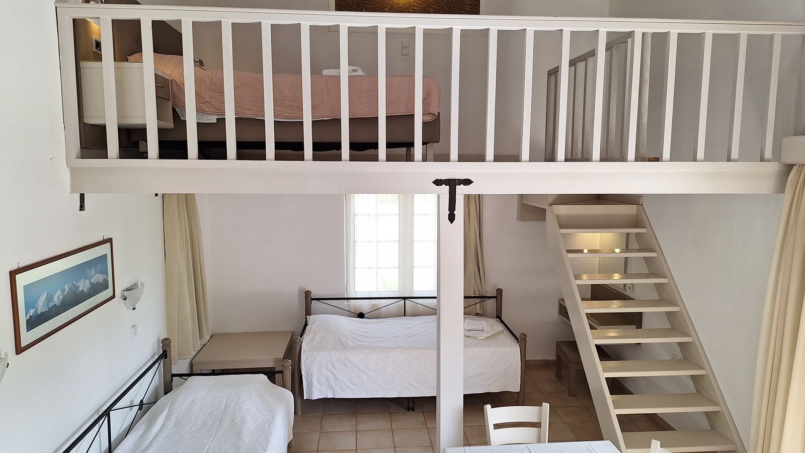 rooms-apartment-split-level-with-pool-view