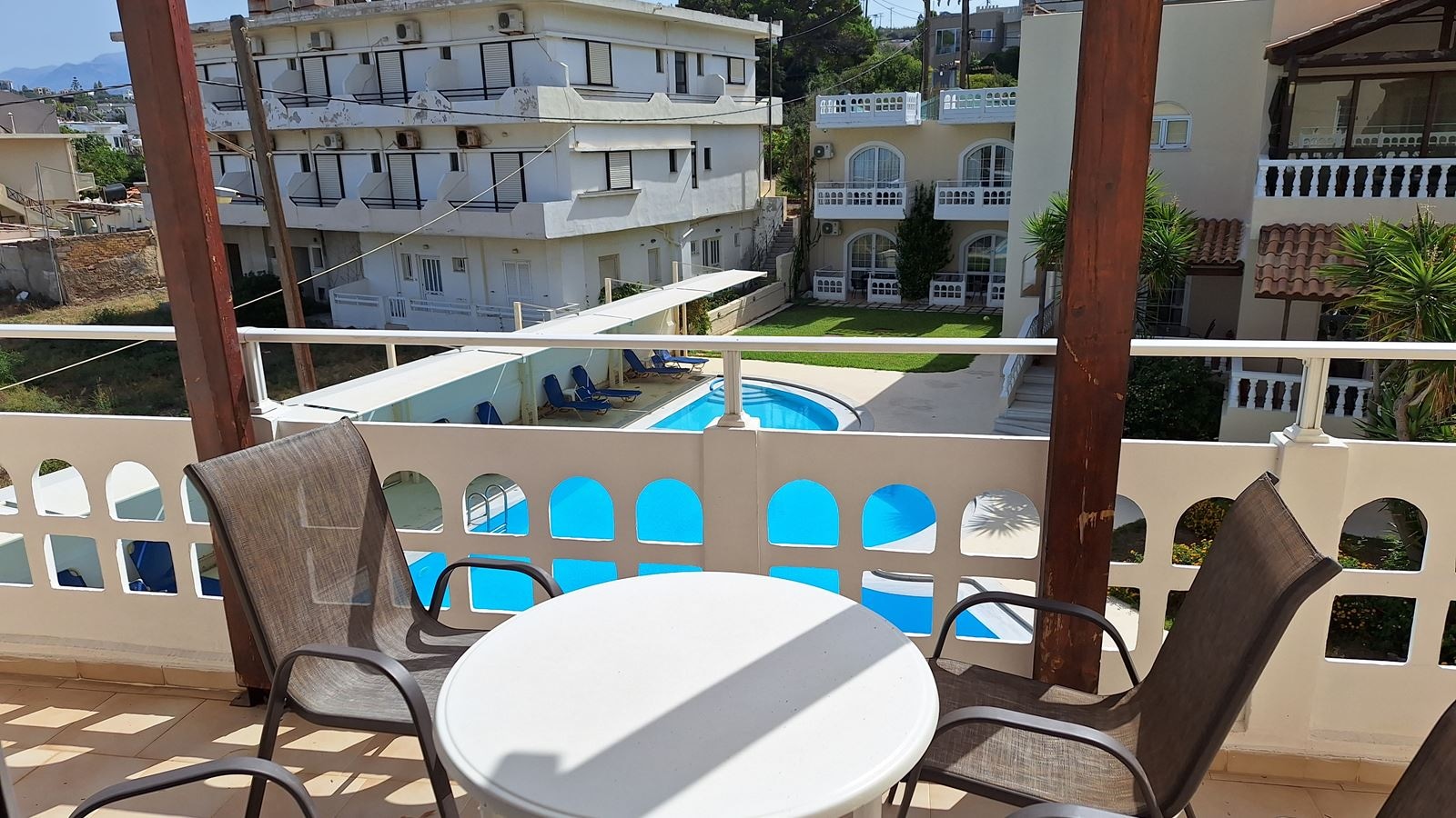 rooms-apartment-split-level-with-pool-view